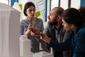 groep ingenieurscollega's werken in architectuur foto