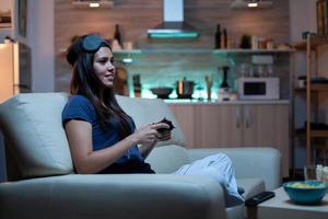 gamer die plezier heeft op playstation foto