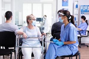 gehandicapte vrouw in gesprek met medisch personeel foto