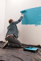 een blauwe muur schilderen foto