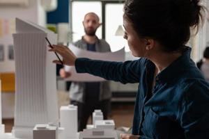 partners van architectenbureaus kijken naar blauwdrukken en plannen foto