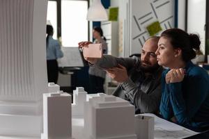 professionele architect-collega's werken op smartphone foto