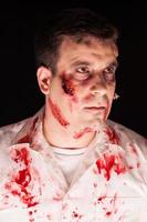 close-up van spookachtige zombie bedekt met bloed foto