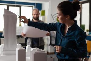 partners van architectenbureaus kijken naar blauwdrukken en plannen foto