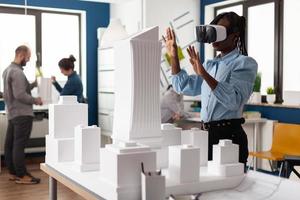 Afro-Amerikaanse vrouw die een vr-bril gebruikt op het werk foto