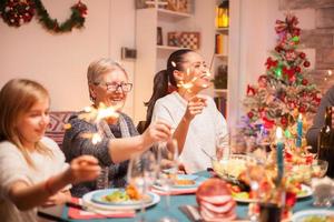 gelukkige senior vrouw bij kerstviering foto