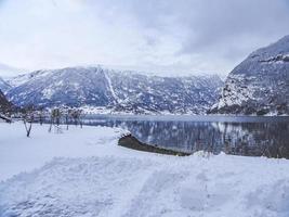 winterlandschap aan de rivier het fjordmeer in framfjorden noorwegen.