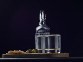 twee beslagen glazen met koude wodka foto
