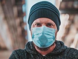 portret van een man met een medisch masker foto