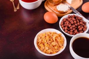 lekker en voedzaam ontbijt met granola, granen en noten. gezond eten