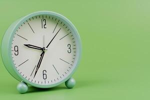 tijd, staand nog altijd, tijd hand, foto van een in beweging klok Aan een groen achtergrond, tijd concept.
