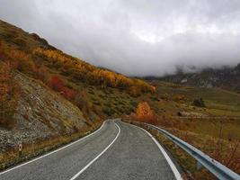 bergweg in de herfst in abruzzo, italië foto