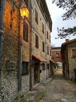 glimp van de stad montemonaco, ascoli piceno, italië foto