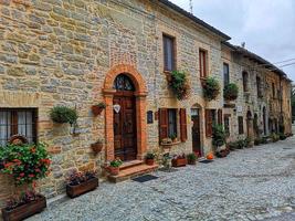 glimp van de stad montemonaco, ascoli piceno, italië foto