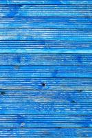 klassieke lichtblauwe kleur van oude verf op een verweerd armoedig houten oppervlak, textuur van oud hout.