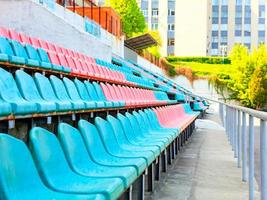 de ritmische rijen stoelen van het oude sportstadion. foto