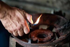 close-up hand met aansteker boven oud gas foto