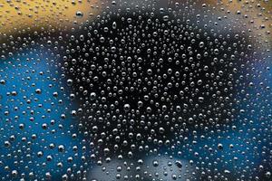 waterdruppel op autoruitglas foto