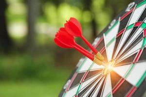 dartbord doelcentrum met pijlen, idee van financieel en zakelijk doel, gebruiken als achtergrond foto