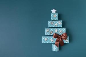 lege wenskaart met abstracte kerstboom gemaakt van geschenkdozen voor vrolijk kerstfeest en nieuwjaar