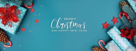 merry christmas inscriptie groet banner met plat kerstcadeau, poinsettia en sterren foto