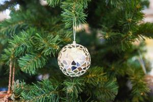 kerstballen hangen aan kerstboomversieringen thuis in festivalvakantie.