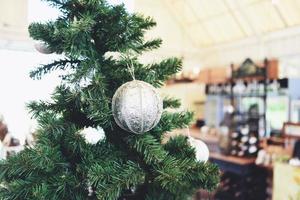 kerstballen hangen aan kerstboomversieringen thuis in festivalvakantie foto