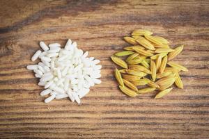 jasmijn witte rijst en gele paddy rijst in houten geoogste rip rijst, oogst rijst en voedsel granen kookconcept