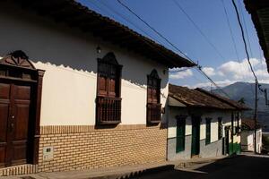 mooi straten Bij de historisch downtown van de erfgoed stad- van salamina gelegen Bij de calda's afdeling in Colombia. foto