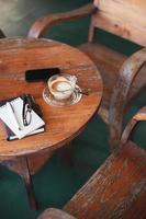 koffiekopje op rustieke houten tafel foto