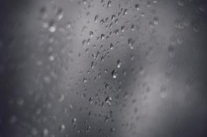 regendruppels op glas foto