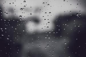 regendruppels op glas foto