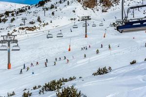 skiles op school in het skistation Grandvalira in Andorra in tijden van covid19 in de winter van 2020 foto