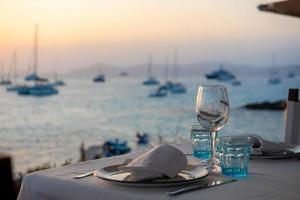 luxe restaurant op het eiland Formentera in de zomer van 2021 met uitzicht op de zonsondergang. foto