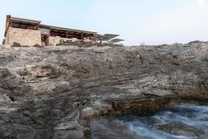 luxe restaurant op het eiland Formentera in de zomer van 2021 met uitzicht op de zonsondergang. foto