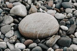 grindpatroon van gekleurde stenen. abstracte natuur kiezelstenen achtergrond foto