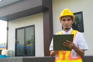 ingenieur auditor die de bouwconstructie van het huis controleert foto