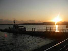 zonsondergang op zee. verscheidenheid aan kleuren en tinten van de rijzende zon. zee landschap. foto