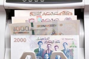 Algerijns dinar in een tellen machine foto