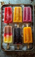 kleurrijk ijslollys Aan dienblad met ijs kubussen foto