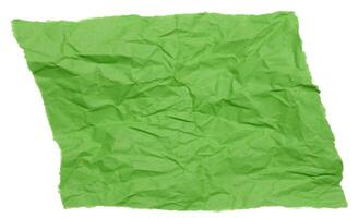 gescheurd stuk van groen verfrommeld papier Aan geïsoleerd achtergrond foto