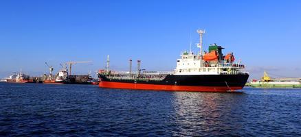 's Avonds meren vrachtschepen, olieschepen aan in de haven. economie vracht van over de hele wereld foto