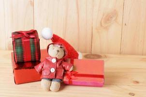 poppen en geschenkdoos voor kerstversiering op houten achtergronden foto