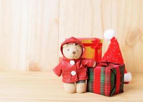 poppen en geschenkdoosdecoratie voor kerstachtergronden foto