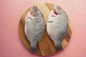 rauwe verse vis op een snijplank ter voorbereiding op het koken op tafel, foto