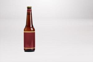 bruine bierfles mock-up geïsoleerd op wit - blanco label foto