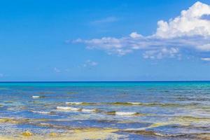 tropisch mexicaans kleurrijk strand punta esmeralda playa del carmen mexico. foto