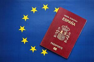 rood Spaans paspoort van Europese unie Aan blauw vlag achtergrond dichtbij omhoog foto