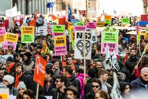 Montreal, Canada, 2 april 2015 - demonstranten met allerlei soorten borden, vlaggen en borden in de straten. foto