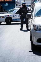 Montreal, Canada, 2 april 2015 - politie kijkt alleen naar de demonstranten op ste-catherine street foto